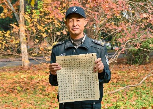 54歲保安自學(xué)書法成南開(kāi)校園一景